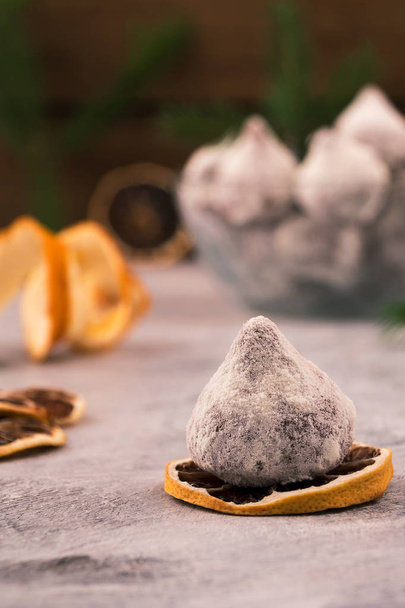 Truffe au chocolat en sucre blanc en poudre sur une tranche de citron séché
. - Photo, image