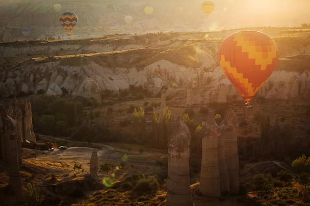Landscaoe con globos de colores al amanecer sobre el valle del amor en
  - Foto, imagen