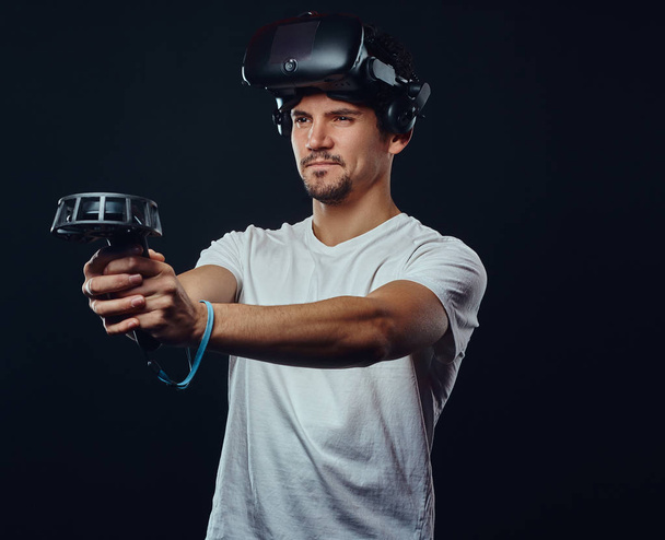 Jogador confiante vestindo óculos 3d e mantém joystick
. - Foto, Imagem