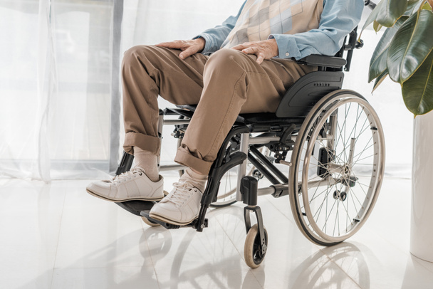 close-up de homem idoso sentado em cadeira de rodas em casa de repouso
 - Foto, Imagem