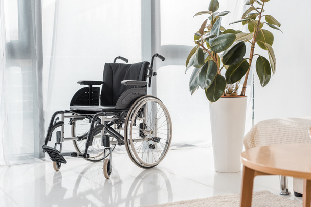 pusty wózek inwalidzki w domu opieki - Zdjęcie, obraz