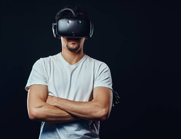 Mann mit Borsten in weißem Hemd spielt mit Virtual-Reality-Brille. - Foto, Bild