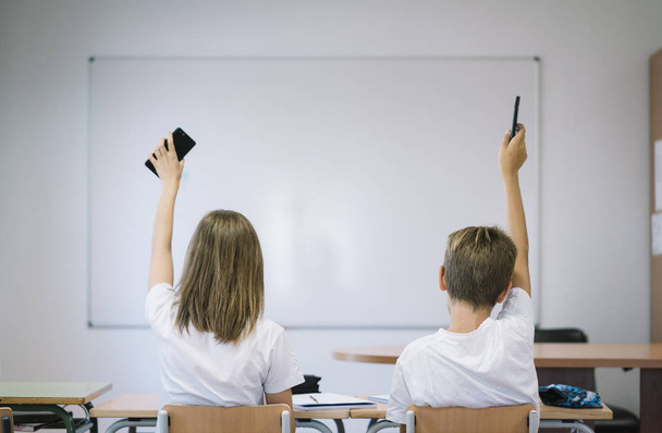 Junge Schüler mit Smartphone in der Schule - Foto, Bild