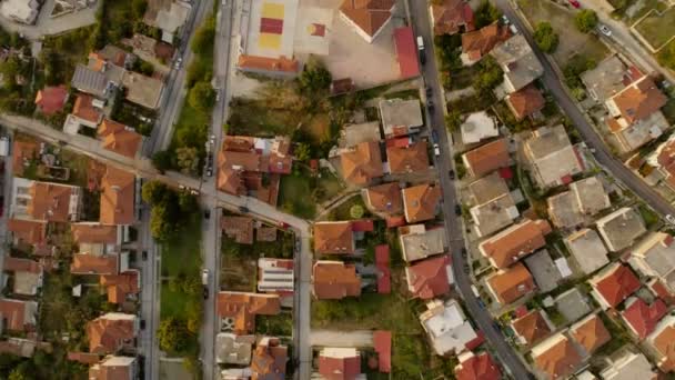 Zobacz z góry na małe europejskie miasta lub dzielnicy lotu nad dachami domów typowych tryb życia - Materiał filmowy, wideo