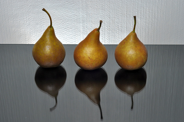 Tres peras marrones
 - Foto, Imagen
