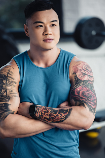 retrato de muscular jovem asain desportista no ginásio vestindo azul
 - Foto, Imagem