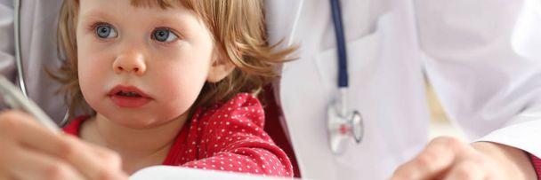 Małe dziecko z matką w recepcji pediatra - Zdjęcie, obraz