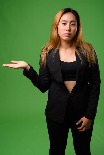 Portret młodej azjatyckiej bizneswoman na zielonym tle - Zdjęcie, obraz
