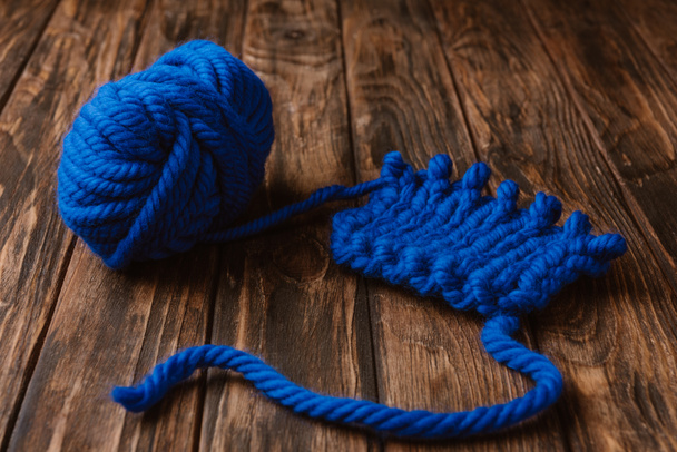 zblízka pohled na modré příze pro pletení na dřevěný povrch - Fotografie, Obrázek