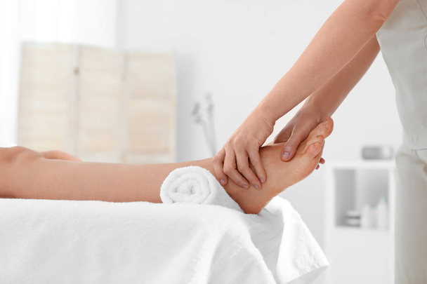 Vrouw ontvangende voet massage in het wellnesscentrum, close-up - Foto, afbeelding