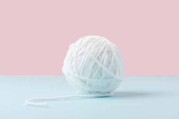 close up view of white yarn ball on blue and pink background - Foto, immagini