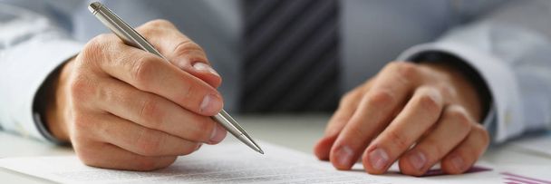 Рука бизнесмена в костюме заполнения и подписания с
 - Фото, изображение