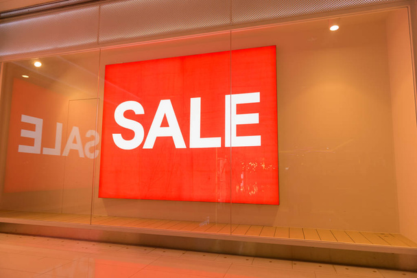 Segno rosso Bianco Testo in vendita sul display del negozio. Cartellone dello shopping rosso
 - Foto, immagini
