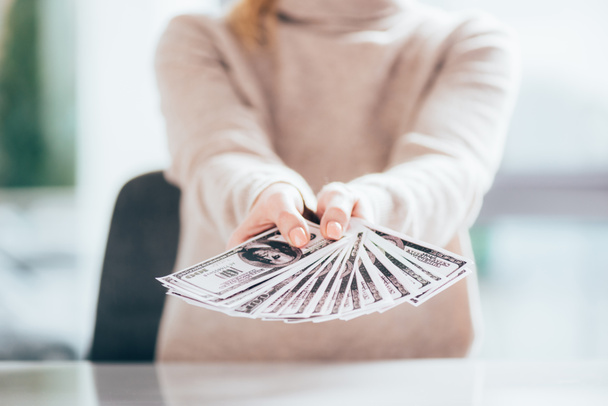 γκρο πλαν μερική άποψη της γυναίκας κρατώντας Δολάριο τραπεζογραμματίων - Φωτογραφία, εικόνα