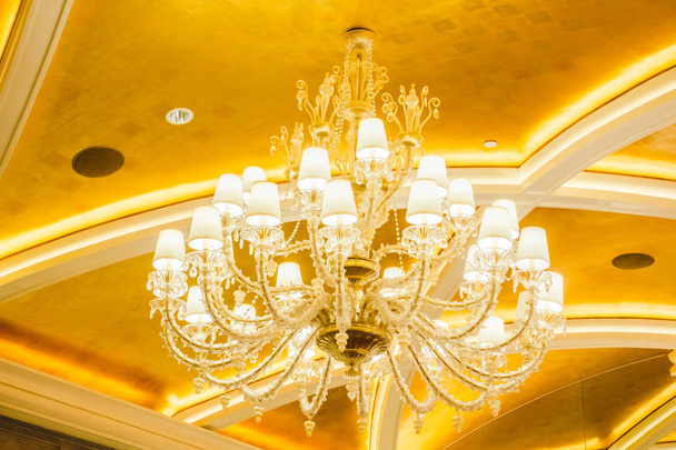 Krásný luxusní lustr dekorace interiéru místnosti - Fotografie, Obrázek