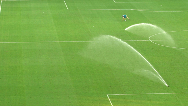 Jalkapallokenttä kastellaan ottelun jälkeen, stadionin ruohon huolto, hidastus
 - Materiaali, video