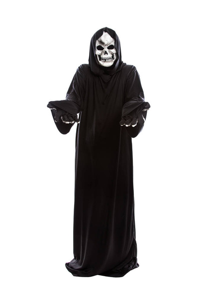 Costume di Halloween di uno scheletro triste mietitore che indossa una veste nera su uno sfondo bianco che presenta o pubblicizza qualcosa
 - Foto, immagini
