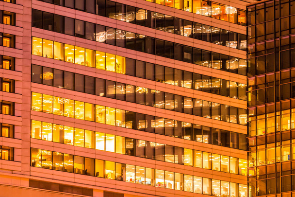 Красива зовнішня будівля і архітектура будівлі з вікном і світловим візерунком вночі
 - Фото, зображення