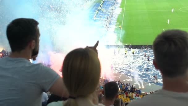 Ausschreitungen auf Tribünen bei Fußballspiel wegen unfairen Urteils, Fans legen Feuer - Filmmaterial, Video