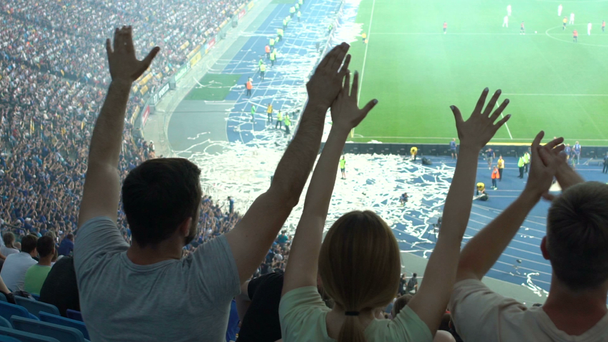 Ομάδα οπαδών παλαμάκια τα χέρια, υποστηρίζοντας την ομάδα ποδοσφαίρου στο στάδιο, αργή-mo - Πλάνα, βίντεο