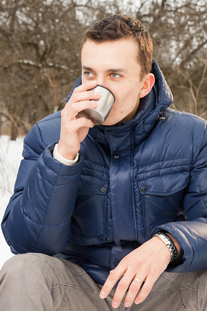 Man warming up with hot tea - Foto, imagen
