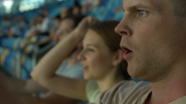 İlahi ve takım Stadyumu'nda, boş zaman etkinliği için tezahürat hayran closeup - Video, Çekim