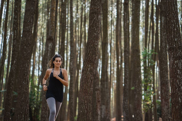 a woman ran in forest - Фото, зображення