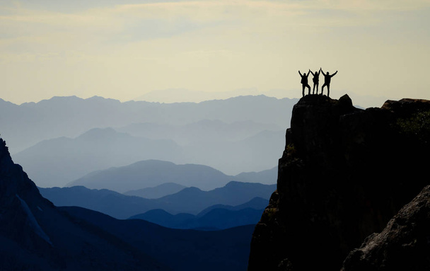 επιτυχημένοι ορειβάτες, οροσειρά και θεαματικό βάθος - Φωτογραφία, εικόνα