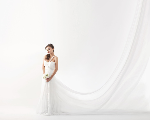 Молодая привлекательная невеста с букетом белых роз - Фото, изображение