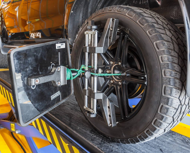 autó kerék rögzített számítógépes kerék összehangolás gép bilincs - Fotó, kép