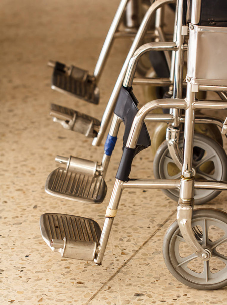 silla de ruedas en una sala de hospital, pacientes
 - Foto, Imagen