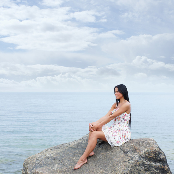 Young beautiful woman near the sea - Foto, imagen