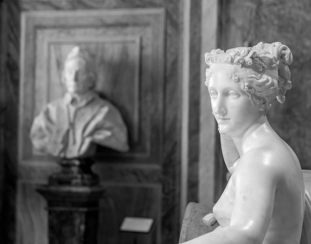 RZYM, WŁOCHY - 24 sierpnia 2018: detal posągu Pauline Bonaparte Antonia Canovej, jego arcydzieła znajdującego się w Villa Borghese - Zdjęcie, obraz