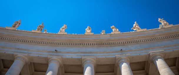 Rome, Vaticaanstaat. Details van zuilen van Sint-Pietersplein met kopieerruimte op blauw - Foto, afbeelding