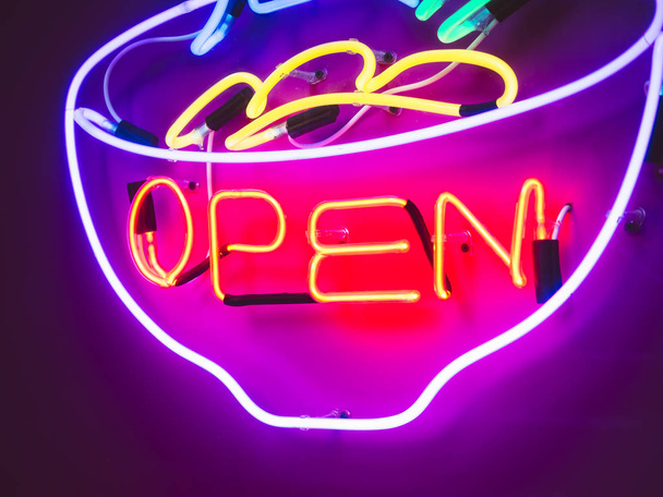 Открытая вывеска: неоновый свет Ресторан Бар-ресторан
 - Фото, изображение