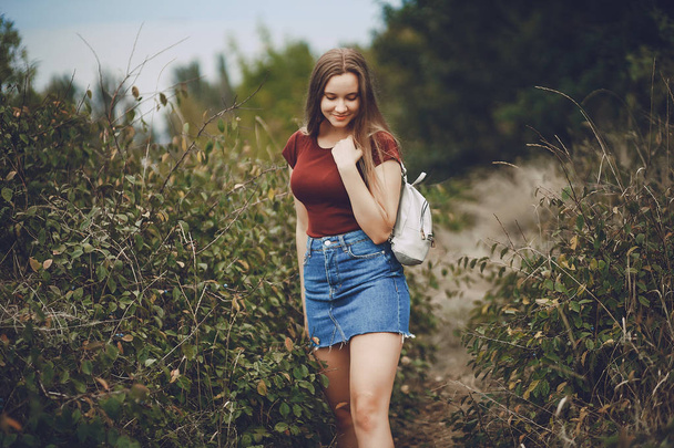 beautiful young girl walking in the autumn park - Valokuva, kuva