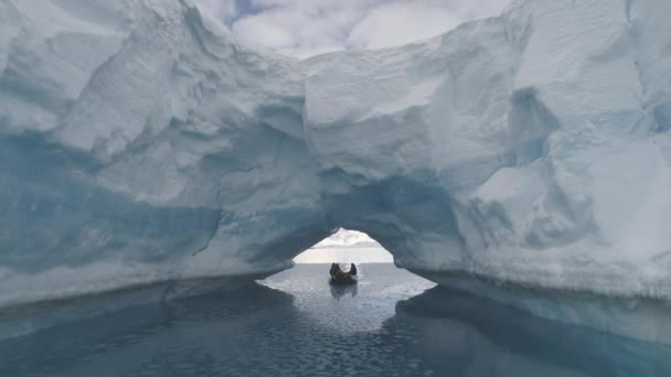Tekne buzdağı kapıdan geçer. Antarktika. - Video, Çekim