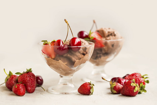 Шоколадна ялинка з полуницею та вишнями, смачний літній освіжаючий десерт
 - Фото, зображення