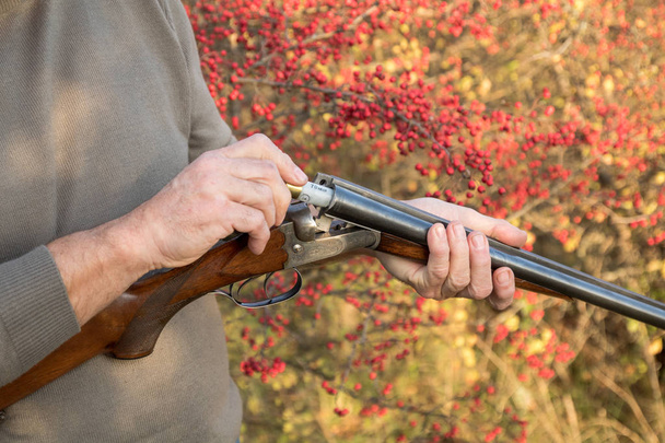 Muž lovec nabíjení dvouhlavňová puška s kazetami. 16 měřidlo - Fotografie, Obrázek