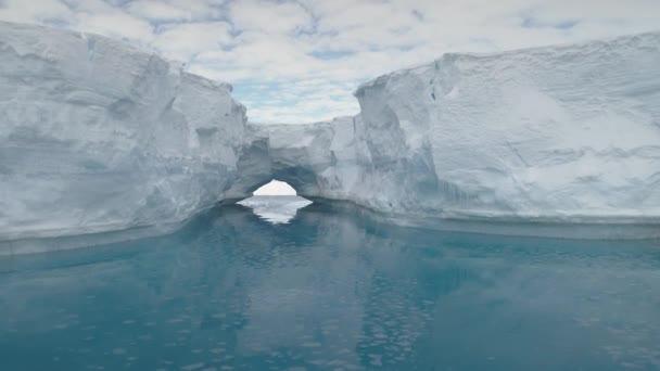 アーチと南極の氷山が海に反映されます。. - 映像、動画