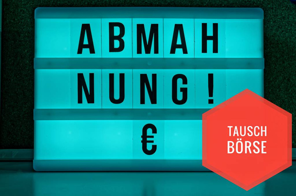 Prosvětlený panel s německé slovo "Abmahnung" v angličtině "písemné upozornění" a anglické slovo nahrát jako symbol varování s Upload souboru sdílení souborů tyrkysová - Fotografie, Obrázek
