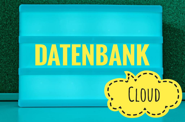 Scheda illuminata con l'iscrizione Cloud e in tedesco Datenbank nel database inglese
 - Foto, immagini