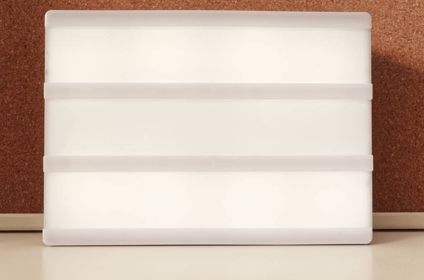 Három doboz címkézés szöveggel a háttérben egy parafa pin board egy hűvös pillantást a könnyű fehér világító panel - Fotó, kép