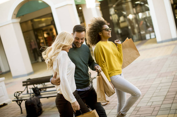 Gruppe junger multiethnischer Freunde shoppt gemeinsam in Einkaufszentrum - Foto, Bild