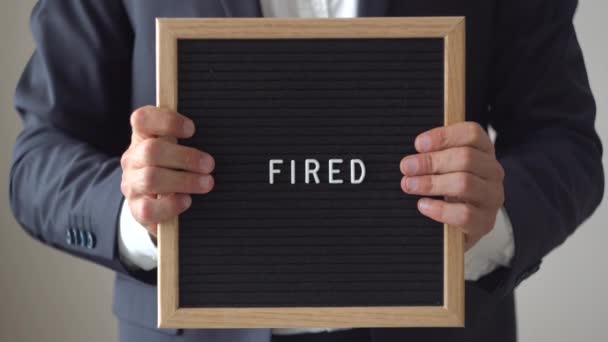 Empresário mudando palavra demitido para contratar em placa de texto
 - Filmagem, Vídeo
