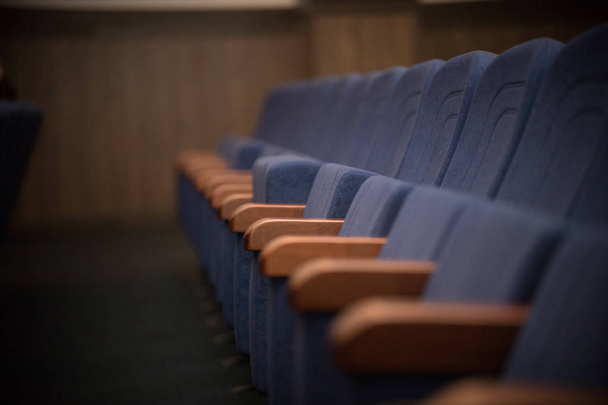 Άδειο μπλε σειρά καθισμάτων, καρέκλες. Προβολή προοπτικής, κανείς δεν - Φωτογραφία, εικόνα