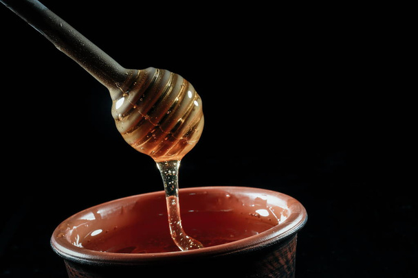 χύνεται σε ένα βάζο με μέλι - Φωτογραφία, εικόνα
