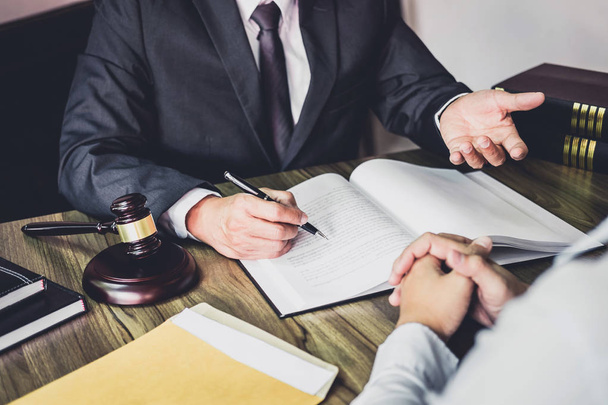 Geschäftsmann und männlicher Anwalt oder Richter beraten sich bei Teamtreffen mit Mandanten, Rechts- und Rechtsdienstleistungskonzept. - Foto, Bild