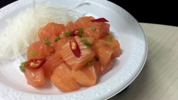 Salade épicée de saumon sashimi sur plat blanc
 - Séquence, vidéo