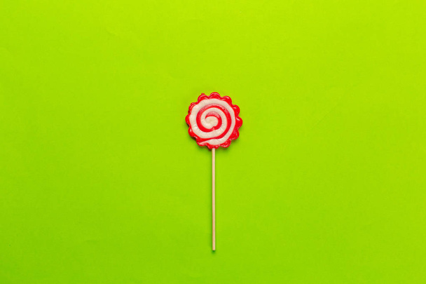 Bonbons colorés sur fond vert
 - Photo, image